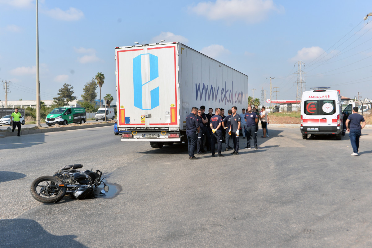 Adana'da tırın altında kalan motosikletli hayatını kaybetti