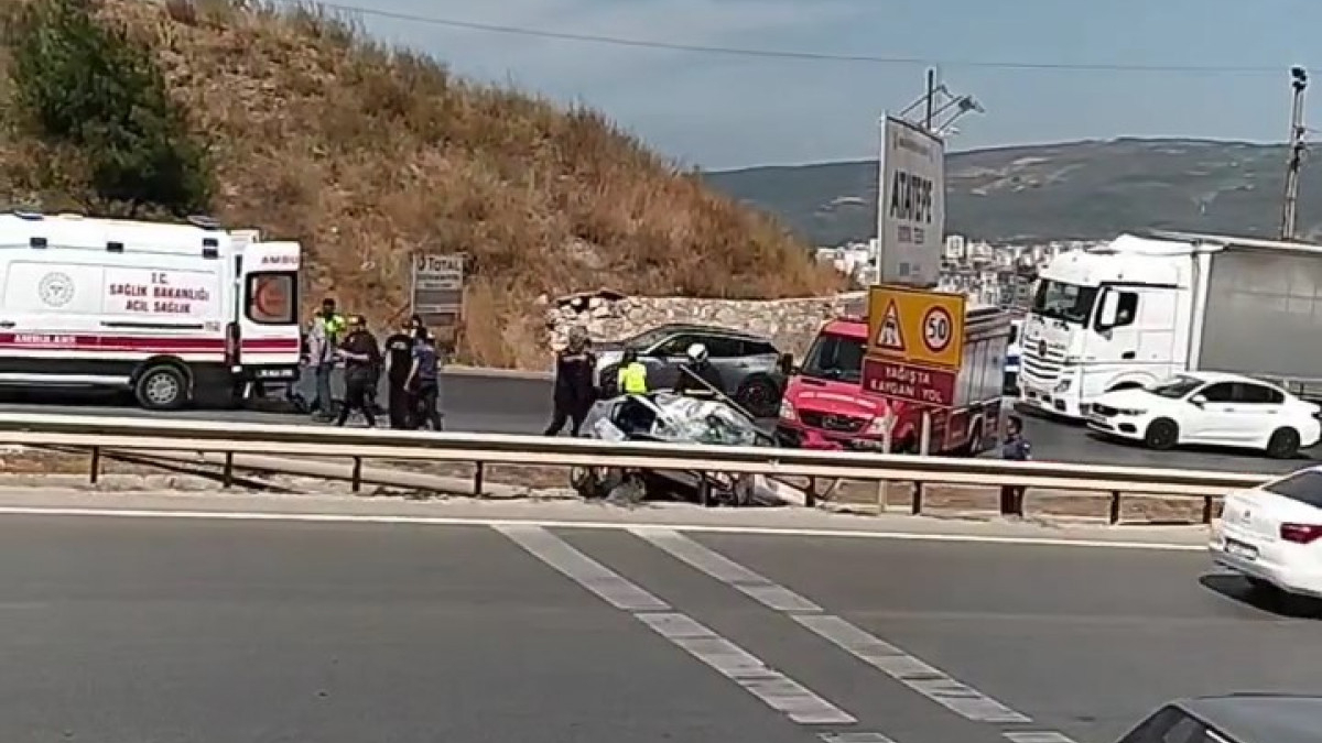 Bursa'da refüje çarpan araç hurdaya döndü: 2 yaralı
