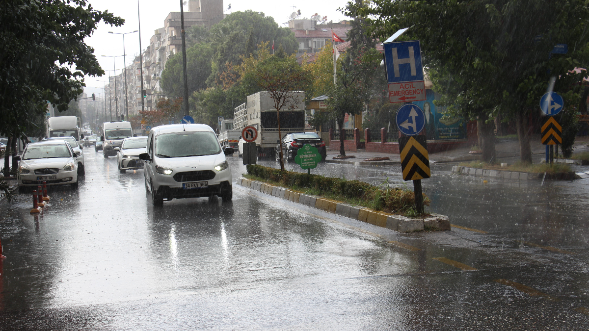 Aydın'da sağanak telaşı! Vatandaşlar saklanacak yer aradı...