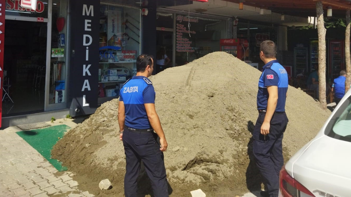 Düzce'de dükkan önüne kum döktü: 30 bin TL ceza yedi