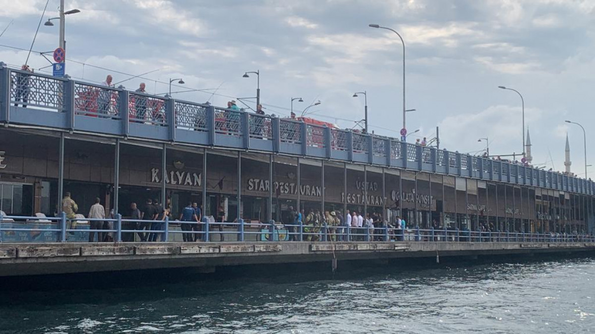 İstanbul'da yangın paniği! Galata Köprüsü’ndeki restorandan dumanlar yükseldi