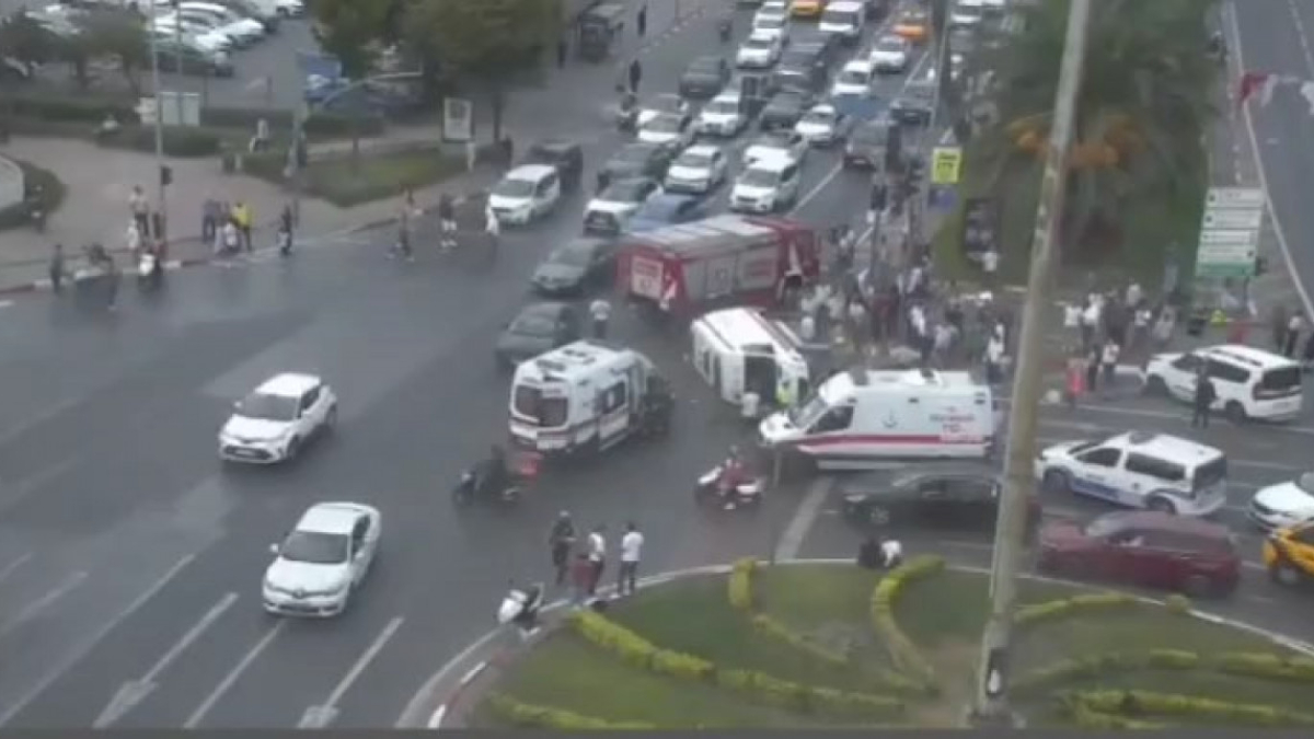 İstanbul'da ambulans kaza yaptı! İçinde hasta olan araç yan yattı