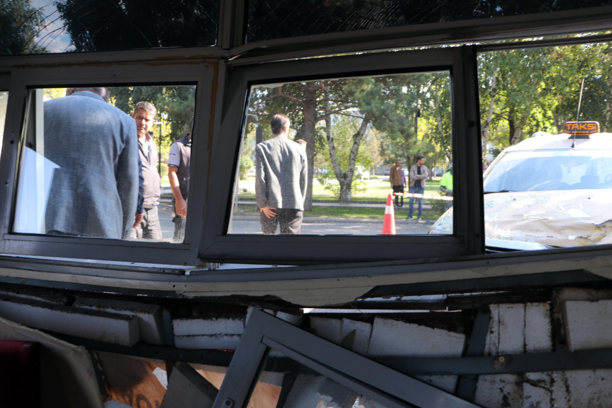 Erzurum'da taksi, güvenlik kulübesine girdi: 4 yaralı