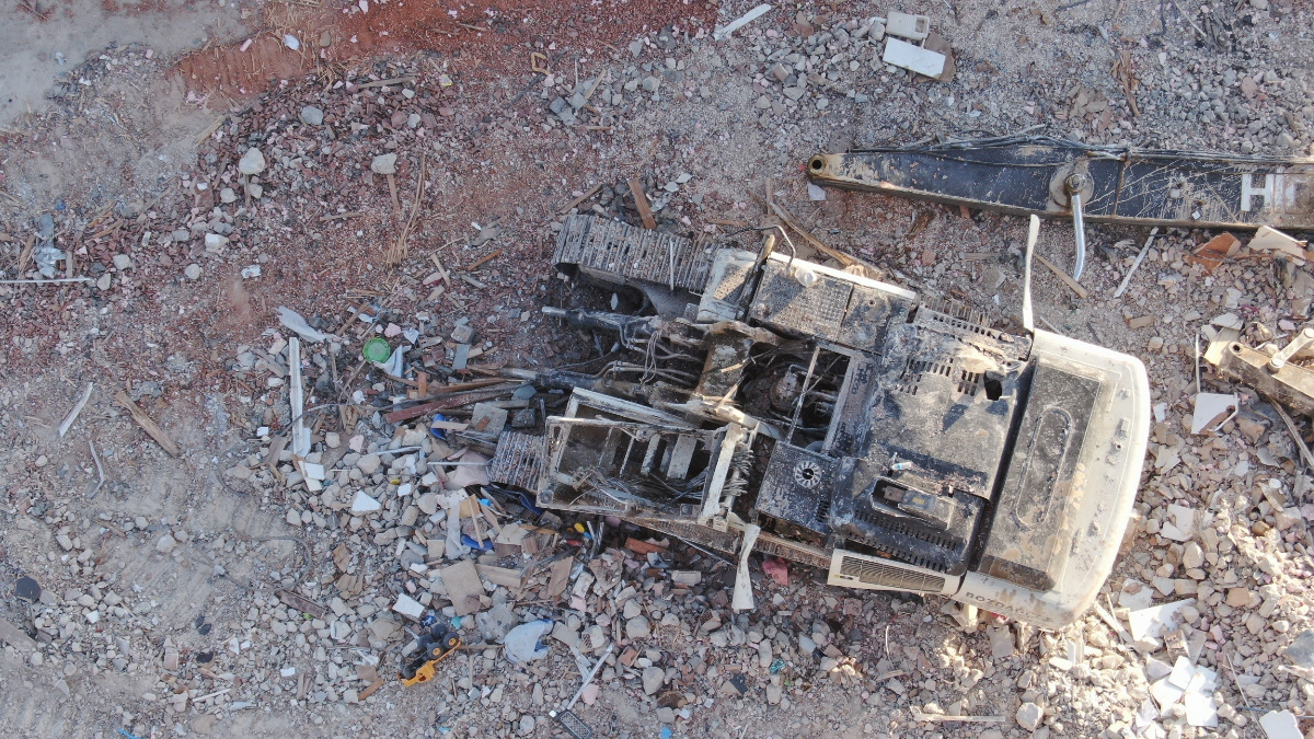 Hatay'da üzerine bina çöken iş makinesi çıkarıldı! Yıkımın boyutu gözler önüne serildi...