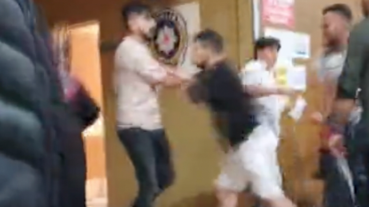 Bursa'da hastaneye birlikte giden arkadaşlar kavga etti