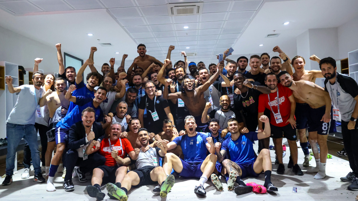 Adana Demirspor'dan Beşiktaş maçı sonrası galibiyet pozu