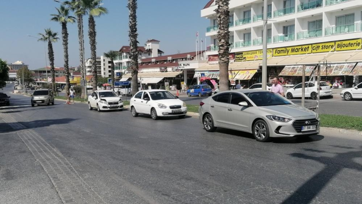 Antalya’da sürücü yaya geçidinde durdu! Zincirleme kaza yaşandı