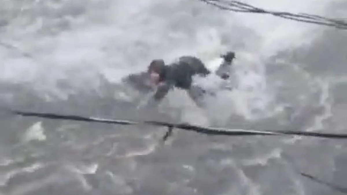 Gaziosmanpaşa'da yolun karşısına geçmeye çalışan kadın sele kapıldı