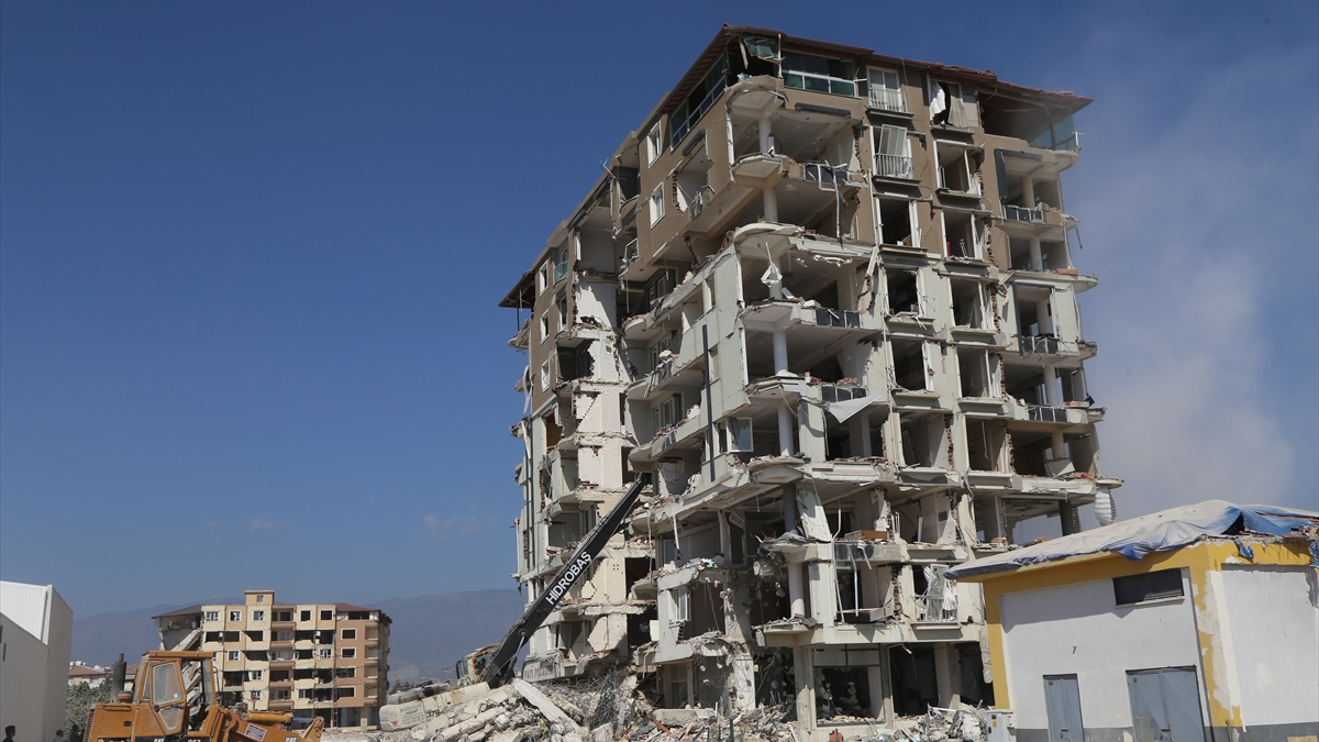 Hatay'da hasarlı binalar yıkılıyor! Vatandaşlar o anları merakla izledi