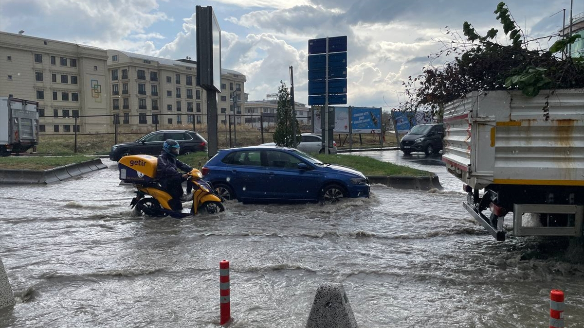 İstanbul'da her yağış sonrası aynı manzara! Trafik kilitlendi..