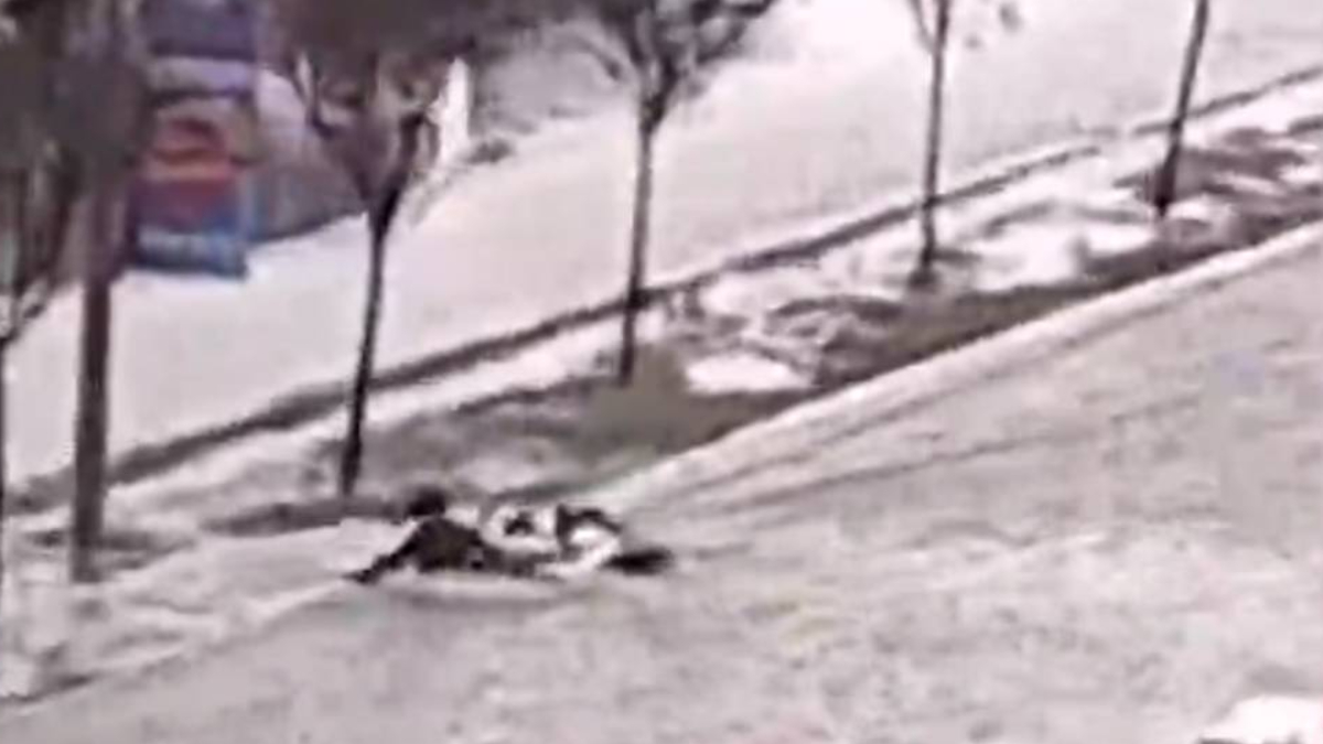 İstanbul'da sele kapılan motosikletli kurye son anda kurtarıldı