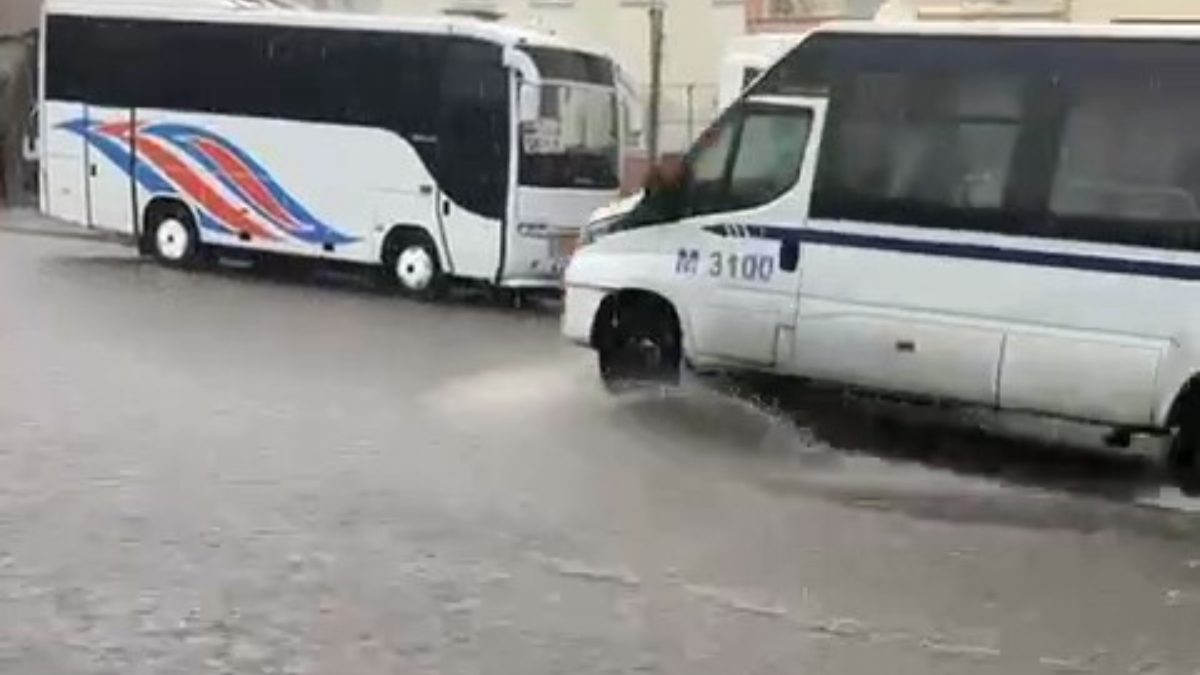 Meteoroloji uyarısıyla beklenen yağış başladı! Büyükçekmece'de yollar göle döndü...