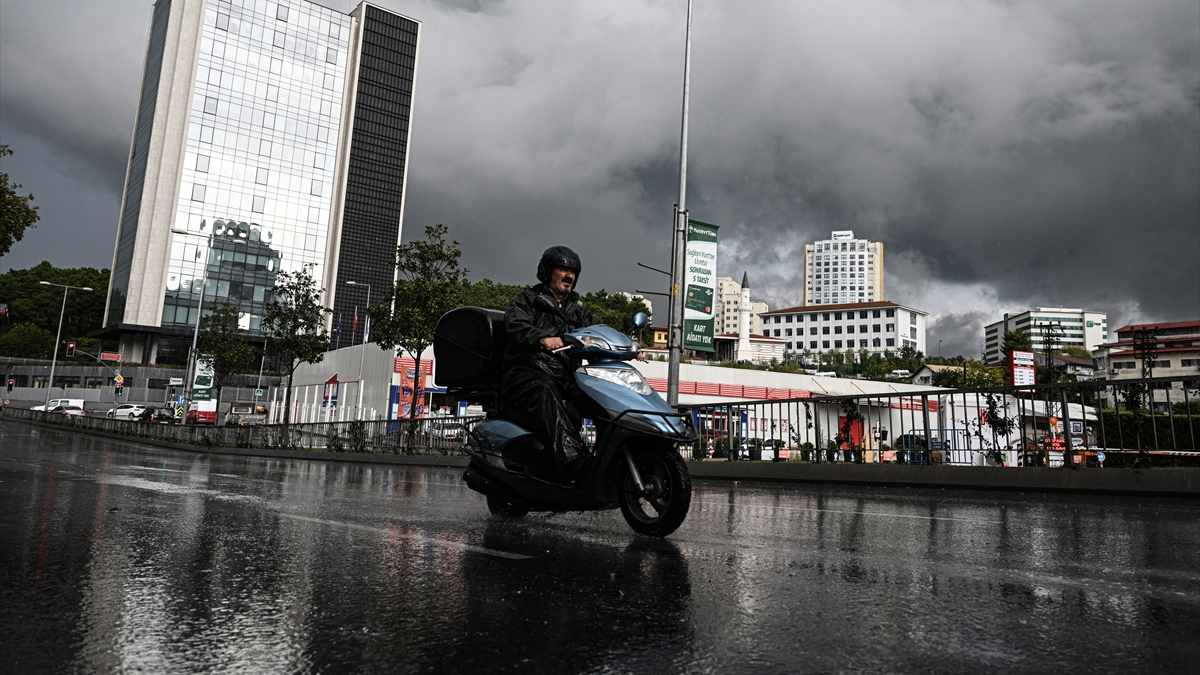 Meteoroloji uyarısıyla beklenen yağış başladı! Başakşehir ve Küçükçekmece göle döndü...
