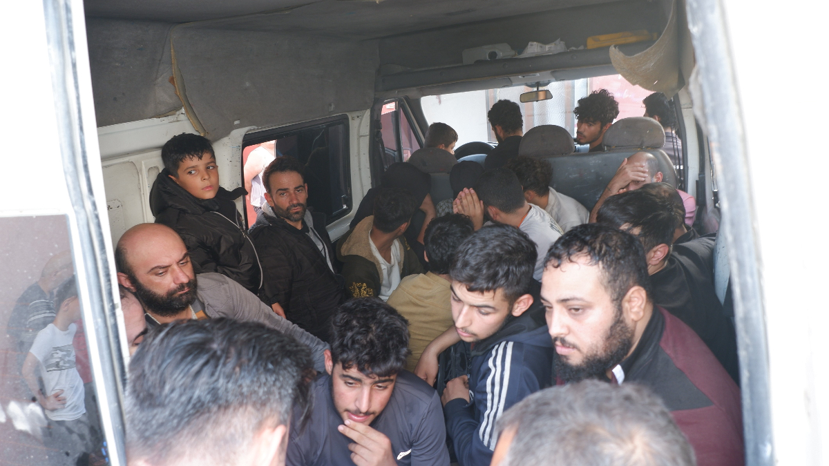 Edirne'de kaçak göçmenler duvara çarpan minibüste yakalandı