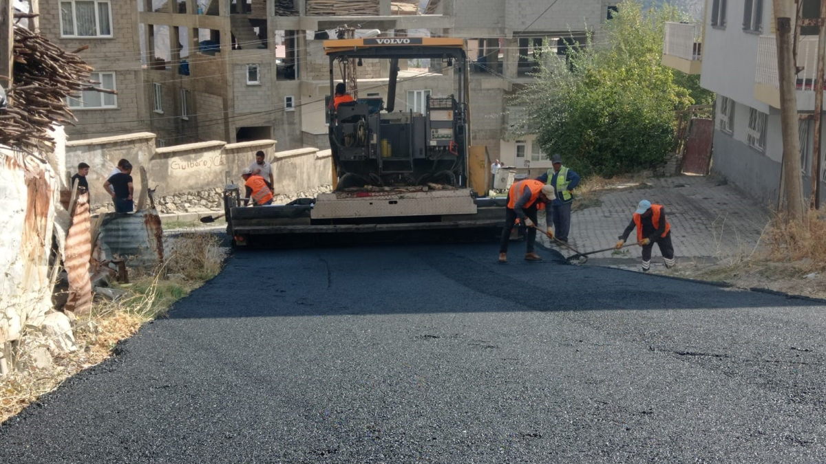 Hakkari'de 4 mahalleye ilk kez asfalt döküldü! Mahalleli iş makinelerinin başında toplandı...