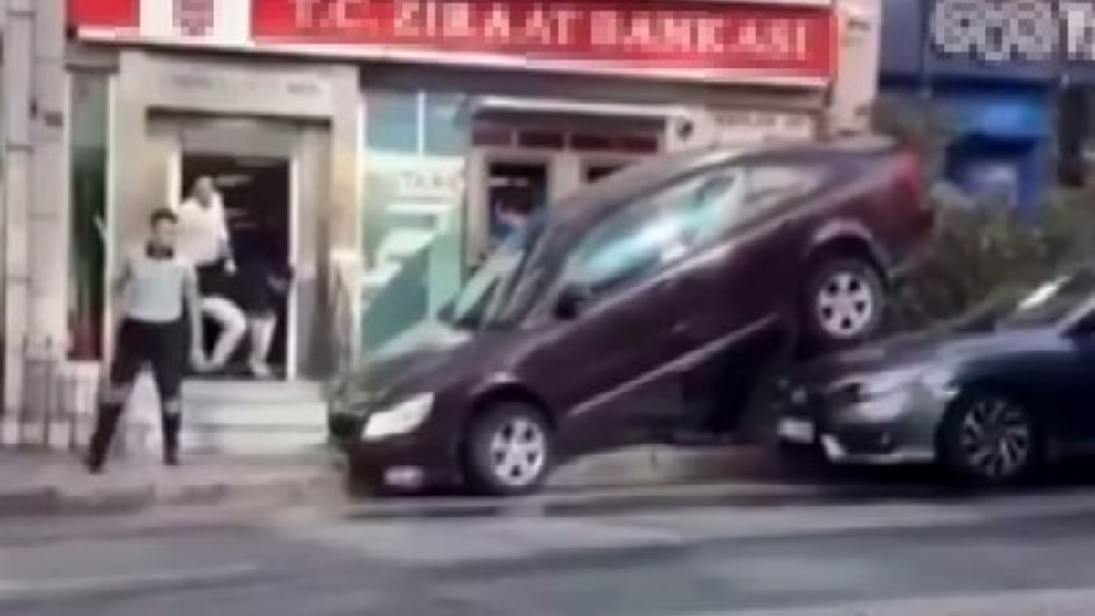 Fatih'te bir garip kaza: Gaza yüklendi, aracın üzerine çıktı