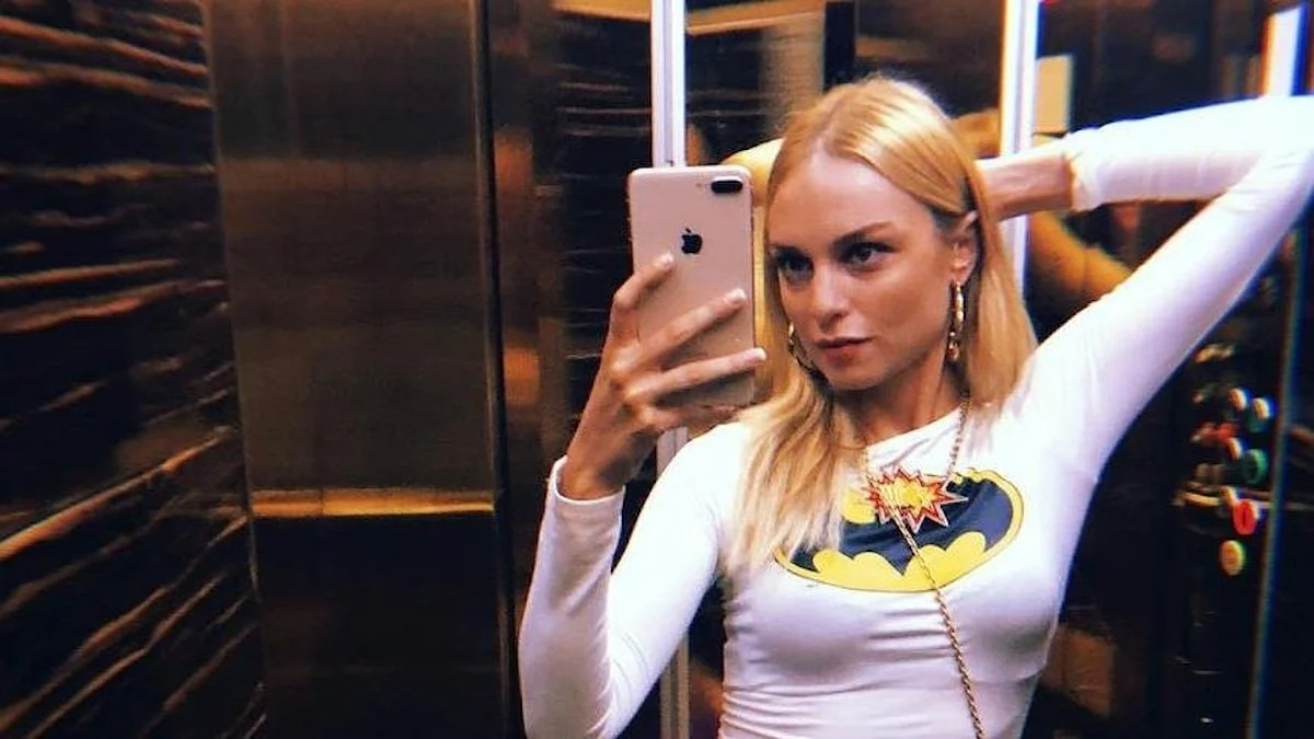 Göğüslerini kurdele ile kapattı! Nilperi Şahinkaya nabız yükseltti: "Yine çok etkileyici…"