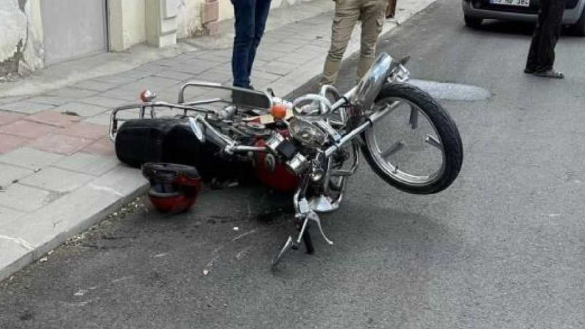 Burdur'da motosiklet ile otomobilin çarpışması sonucu 2 kişi yaralandı