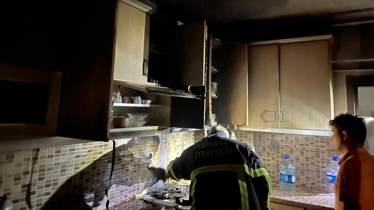Isparta'da ocakta unutulan yağ mutfağı yaktı