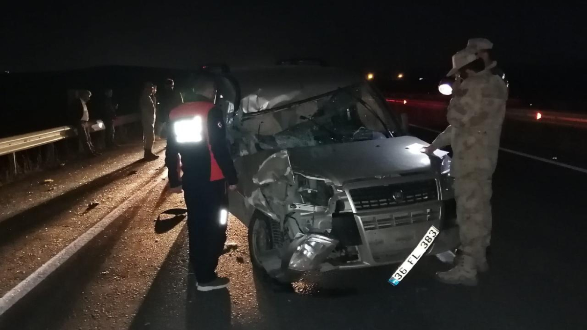 Kars'ta otomobil traktöre çarptı: 2 kişi yaralandı