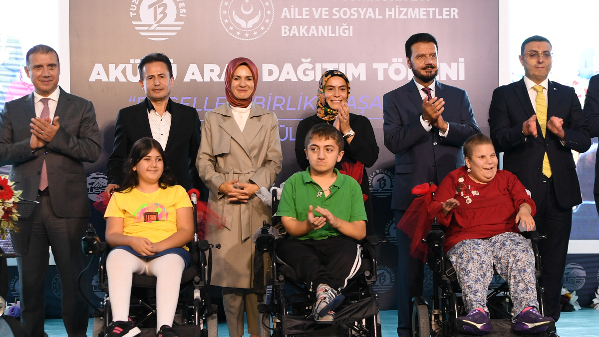 Tuzla Belediye Başkanı Şadi Yazıcı'dan engellilere destek! 200 akülü araç verildi