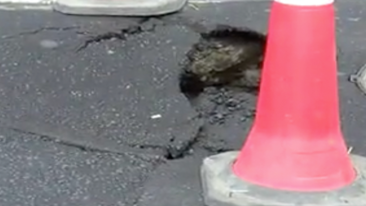 Şişli'de sağanak sonucu yol çöktü