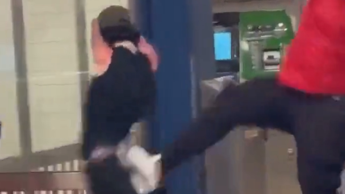 ABD'de engelliye tekmeli saldırı anı kamerada
