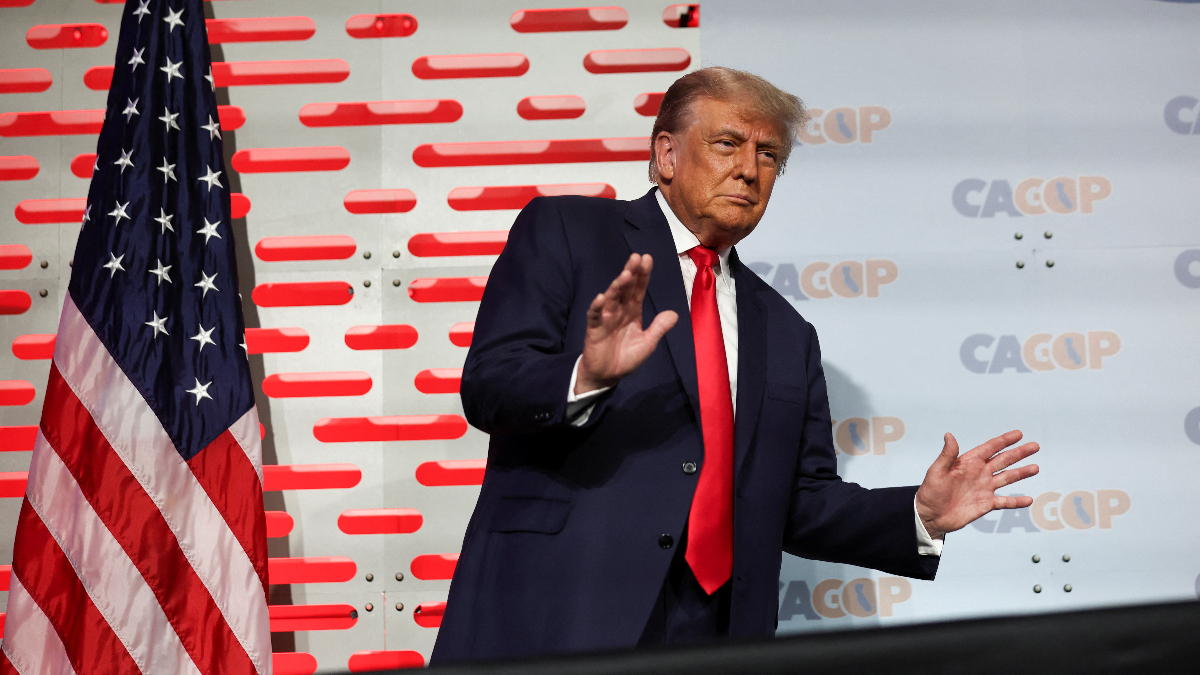 Donald Trump, yönünü şaşıran Joe Biden'ın taklidini yaptı