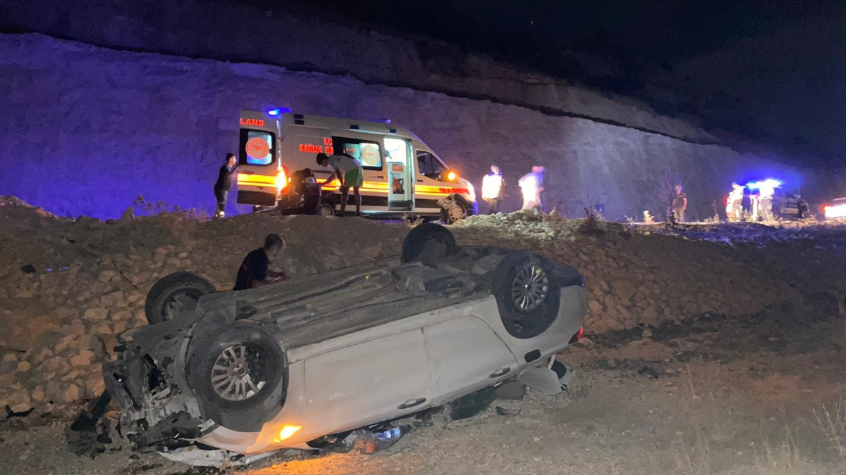 Adıyaman'da otomobil şarampole devrildi: 3 yaralı