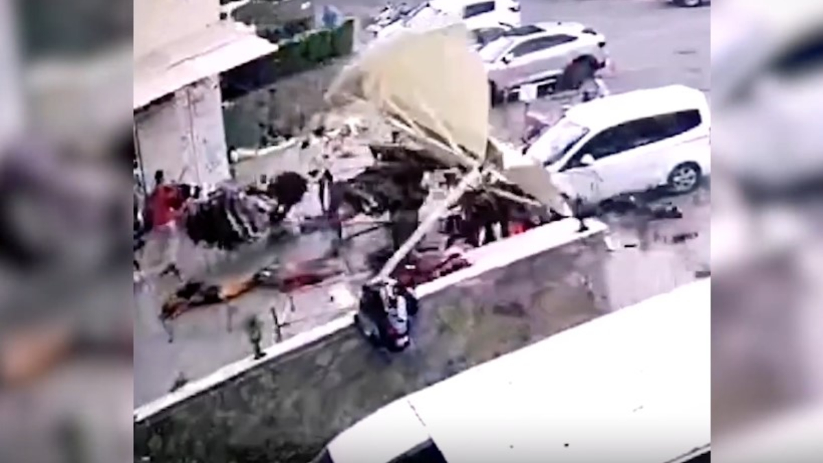 Antalya'da kuvvetli rüzgar, dükkanın önündeki giysileri uçurdu