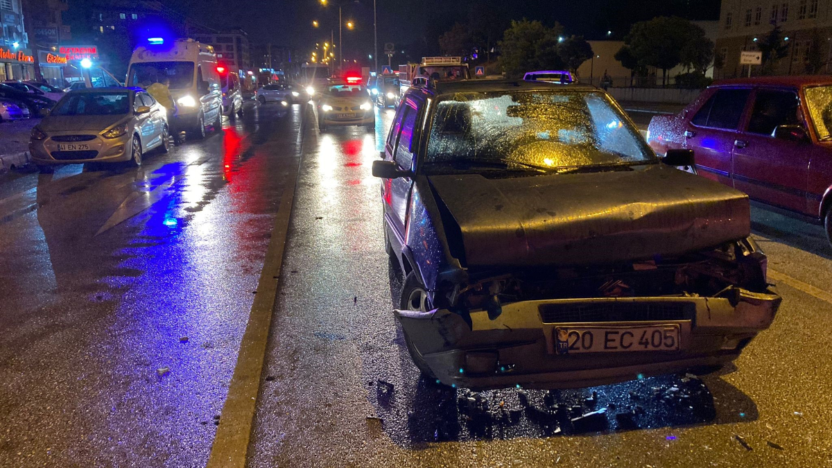 Burdur'da otomobil önündeki araca çarptı: 3 yaralı