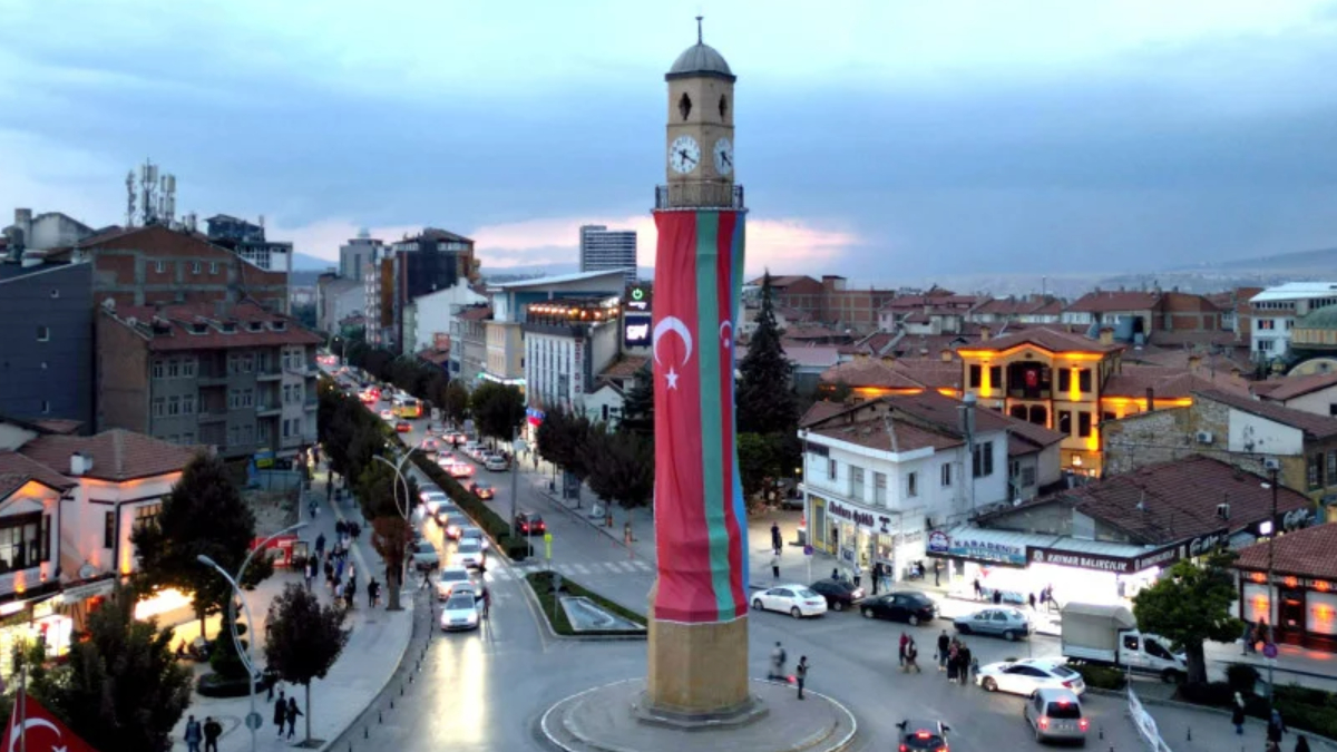 Çorum Saat Kulesi'ne kardeşlik bayrağı asıldı