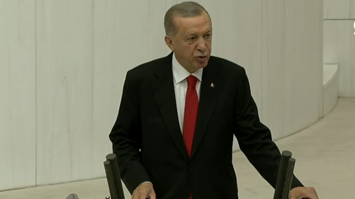 Cumhurbaşkanı Erdoğan Meclis'e gelince CHP ve HDP ayağa kalkmadı