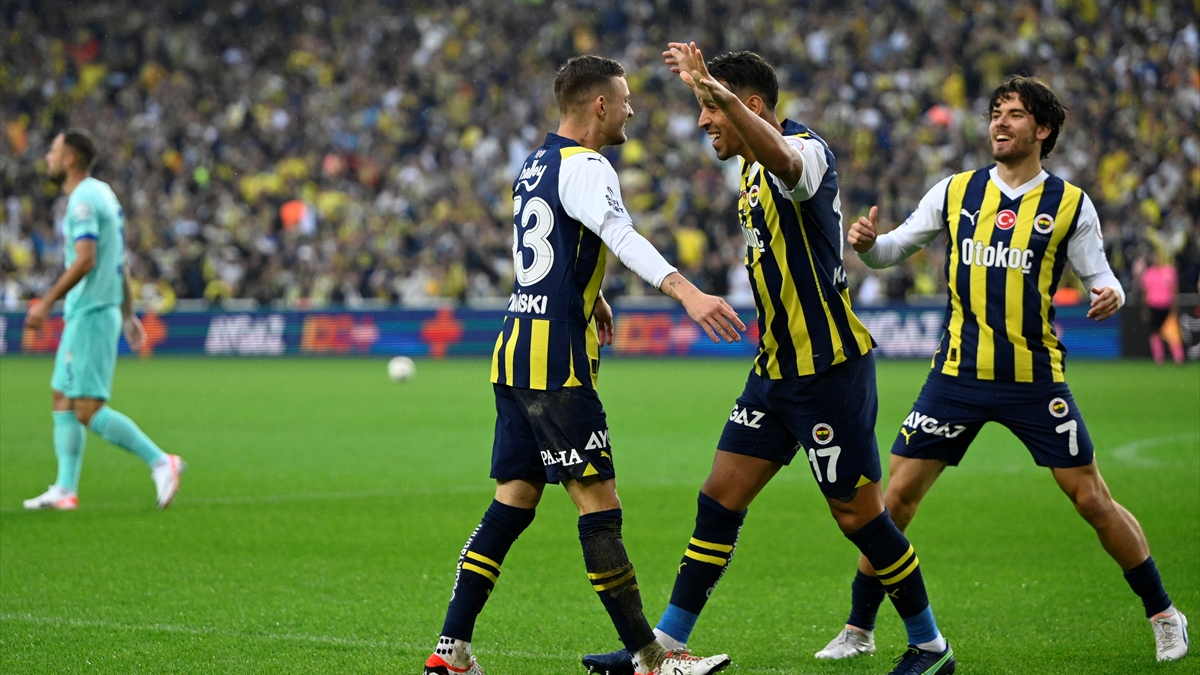 Fenerbahçe, Rizespor'u farklı mağlup etti