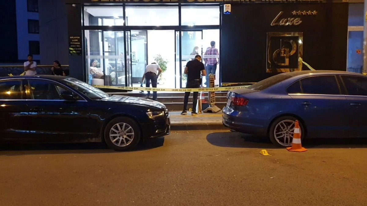 Diyarbakır'da işyerine düzenlenen silahlı saldırıda yoldan geçen anne ve kızı yaralandı