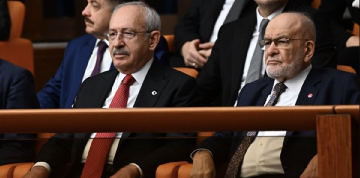 Kemal Kılıçdaroğlu Meclis'te uzun süre anayasa kitapçığı okudu