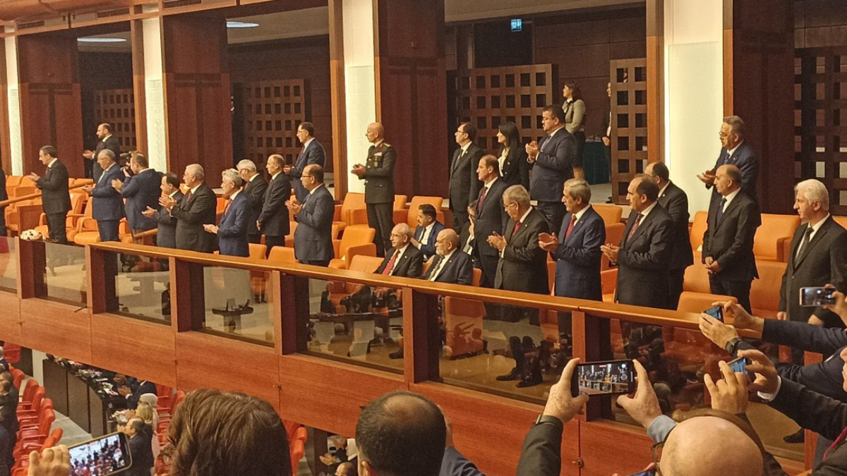 Kemal Kılıçdaroğlu ve Temel Karamollaoğlu, Cumhurbaşkanı Erdoğan Meclis'e girdiğinde oturmaya devam etti