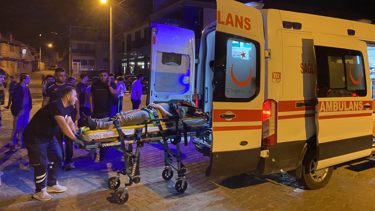 Manisa'da motosiklet ile elektrikli bisiklet çarpıştı: 3 yaralı