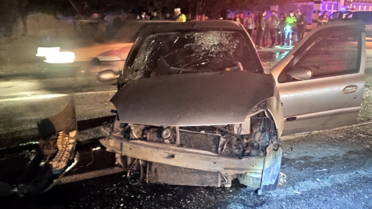 Manisa'da traktör ile otomobil çarpıştı: 4 yaralı