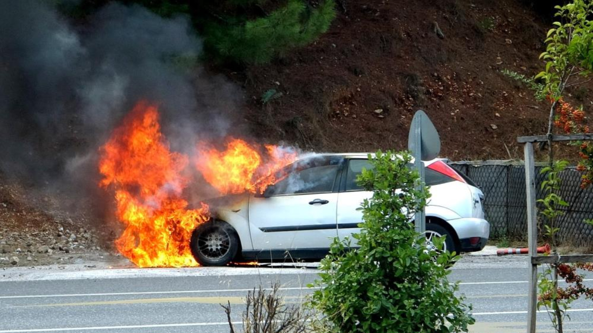 Muğla'da polis kontrolündeki araç alevlere teslim oldu