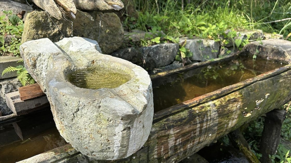 Trabzon'da inşaat ustası, kaynak suyu çıkan 15 yere çeşme yaptı