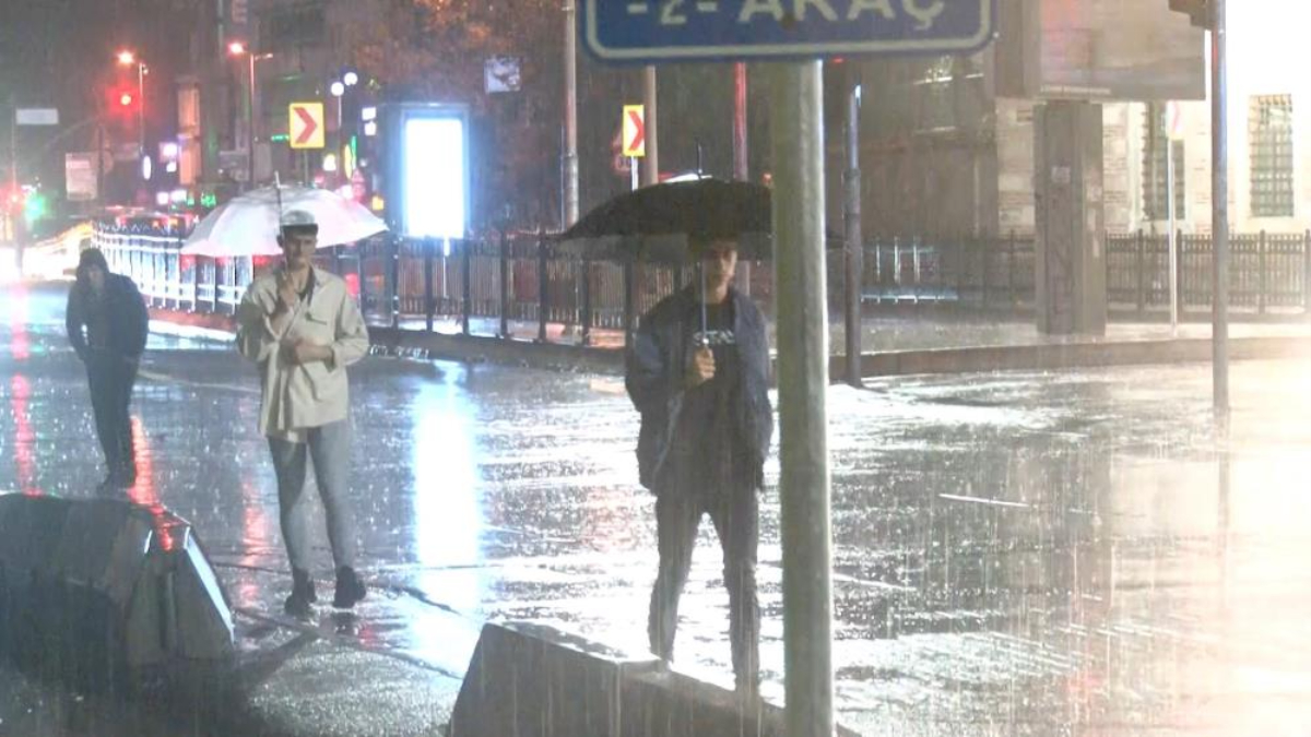 İstanbullular güne sağanak yağışla başladı