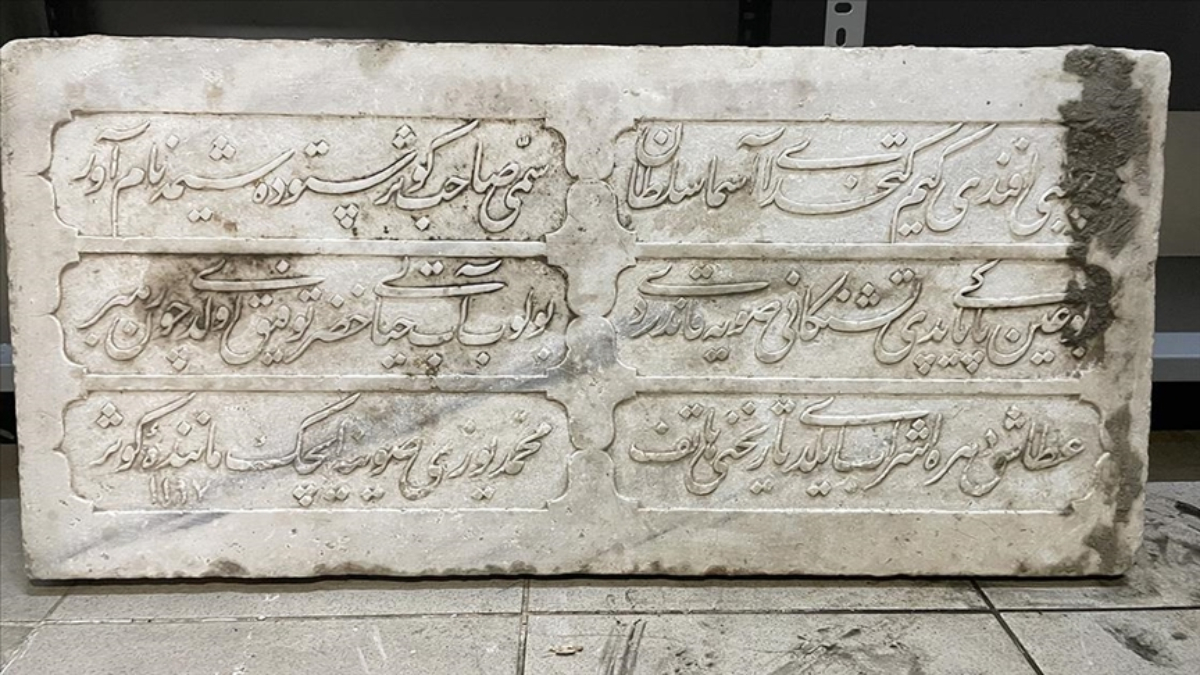 Artvinli çift, evlerinde korudukları 1783 tarihli kitabeyi müzeye verdi