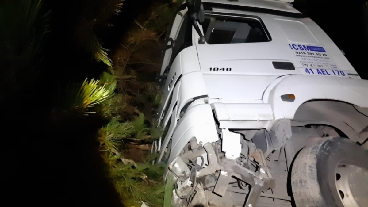 Bolu'da tırın uçurumdan yuvarlanmasını dorsesi engelledi