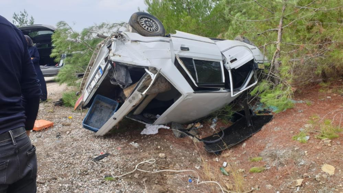 Bursa'da direksiyon başında uyuyan sürücü otomobiliyle takla attı