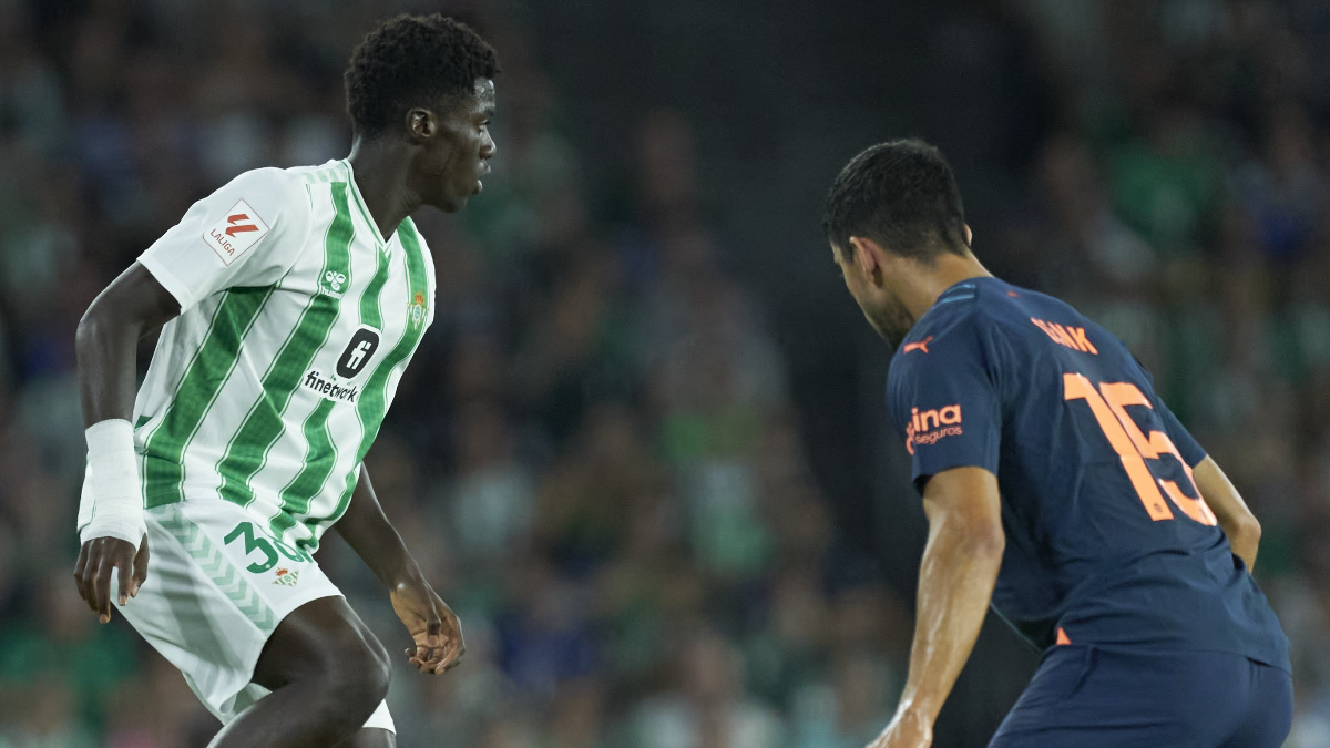 Cenk Özkaçar'ın takımı Valencia, Real Betis'e farklı kaybetti