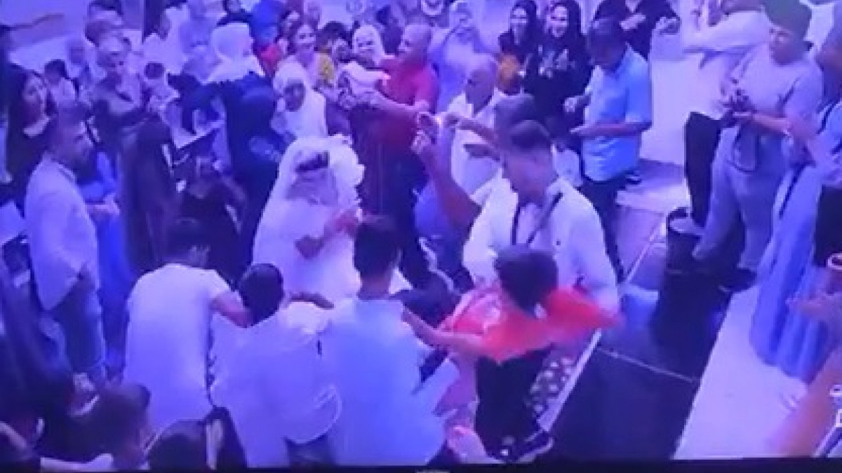 Adana'da damat paraların toplanmasına öfkelendi! Çocuğu fırlatıp yere attığı anlar