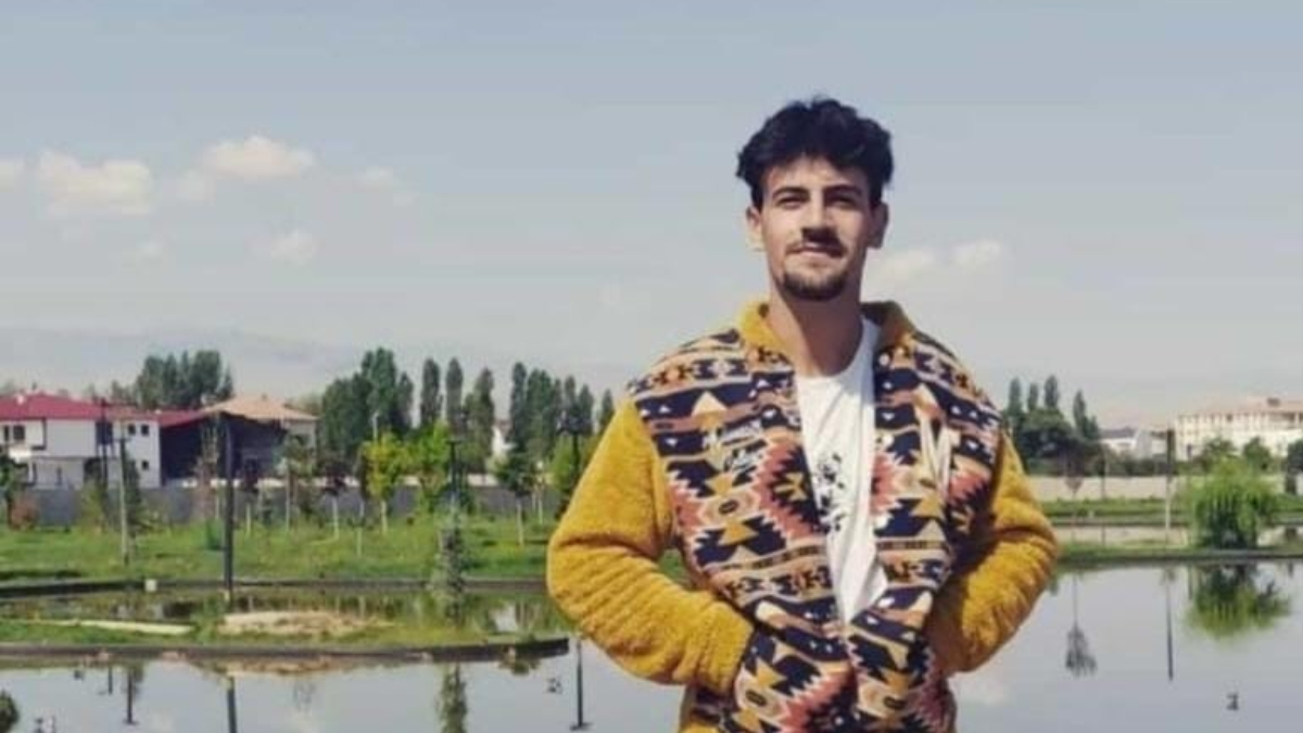 Iğdır'da düğün konvoyundaki otomobil motokuryeye çarptı