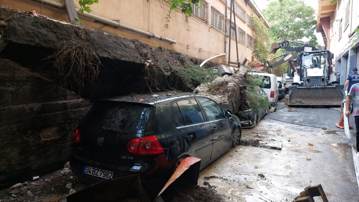 İstanbul'da bir kez daha istinat duvarı çöktü! Araçlar zarar gördü