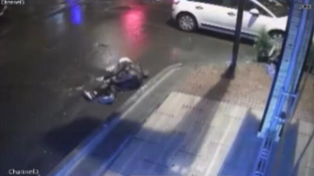 İstanbul'da kırmızı ışıkta geçen motosikletliye otomobil çarptı